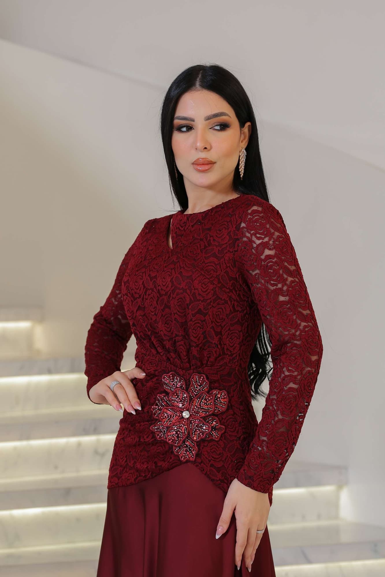 فستان سهرة أنيق يجمع بين الرقي والفخامة، يتميز بتناسق الأقمشة وتفاصيل ناعمة تبرز القوام