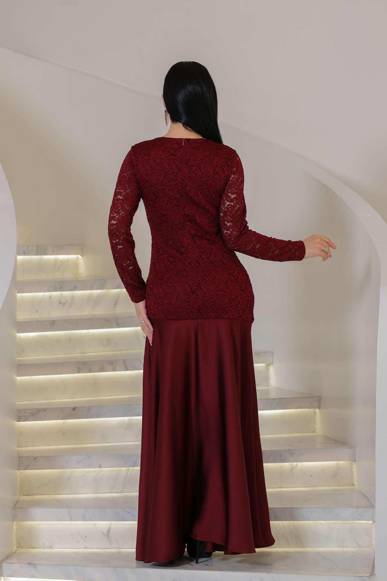 فستان سهرة أنيق يجمع بين الرقي والفخامة، يتميز بتناسق الأقمشة وتفاصيل ناعمة تبرز القوام