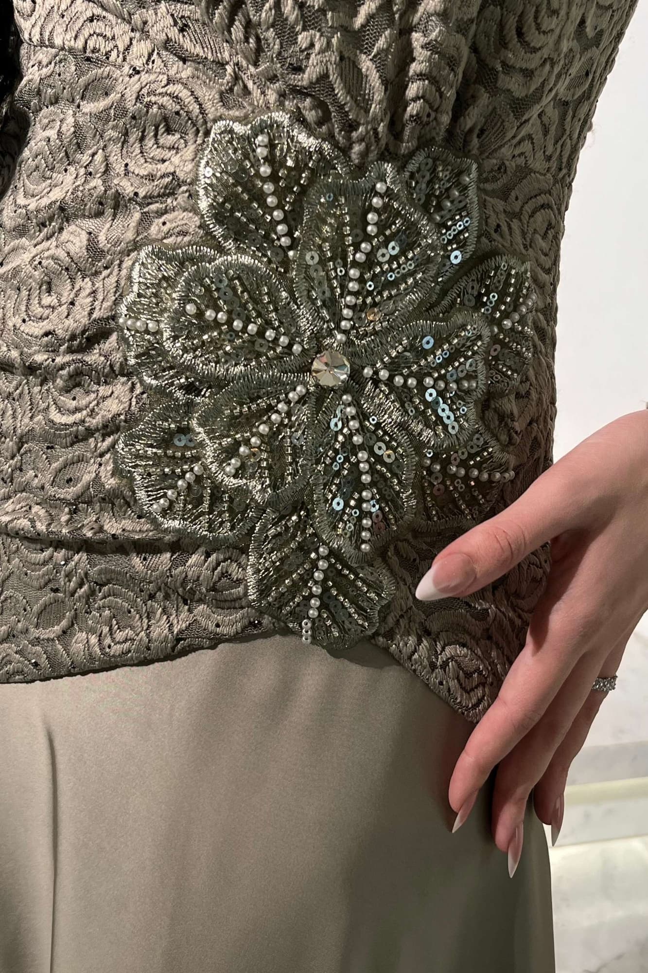 فستان سهرة أنيق يجمع بين الرقي والفخامة، يتميز بتناسق الأقمشة وتفاصيل ناعمة تبرز القوام