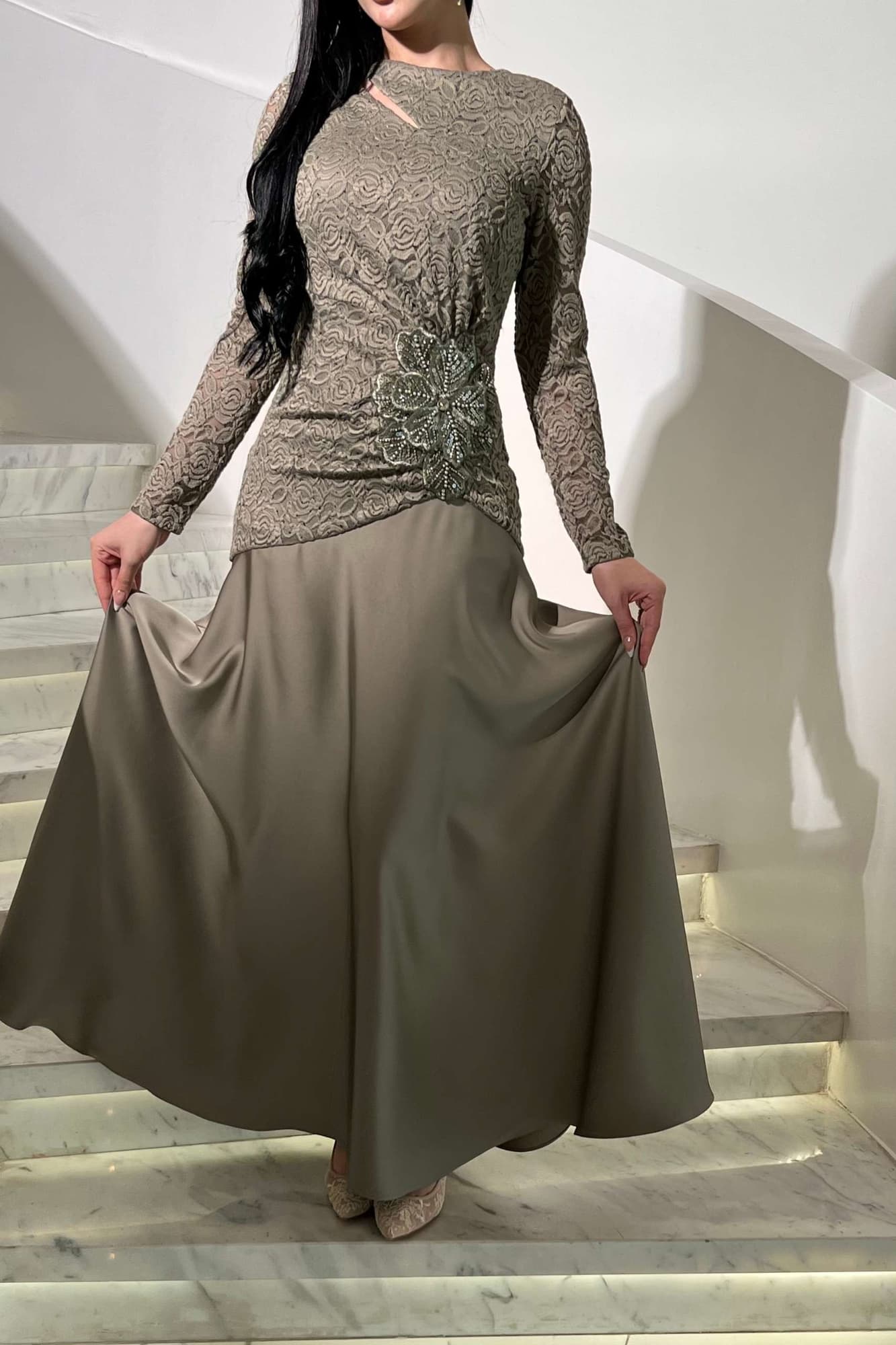 فستان سهرة أنيق يجمع بين الرقي والفخامة، يتميز بتناسق الأقمشة وتفاصيل ناعمة تبرز القوام