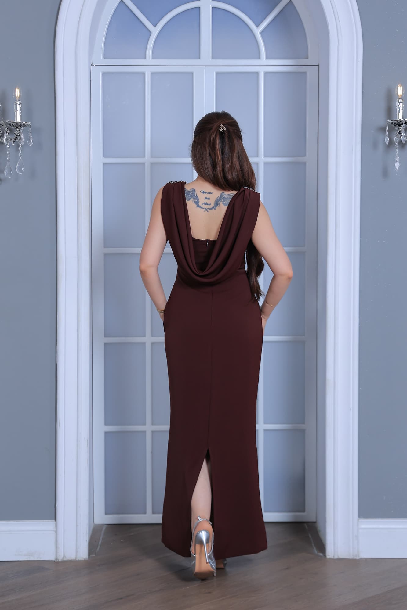 فستان ناعم أنيق بقصّة مستقيمة تبرز القوام بأنوثة هادئة مع تفاصيل فاخرة عند الأكتاف