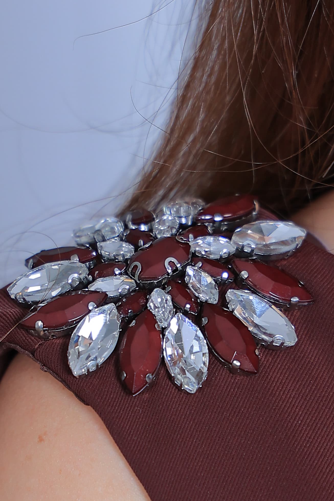 فستان ناعم أنيق بقصّة مستقيمة تبرز القوام بأنوثة هادئة مع تفاصيل فاخرة عند الأكتاف