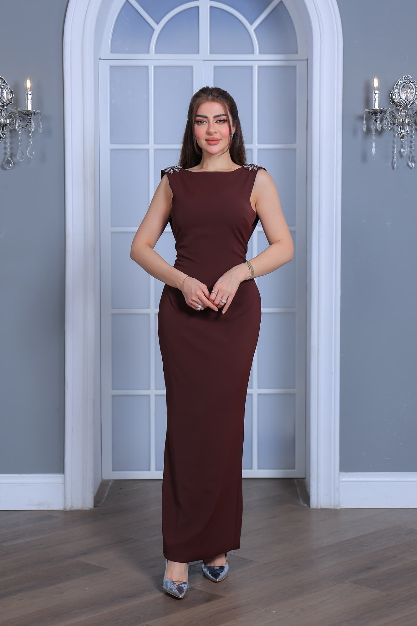 فستان ناعم أنيق بقصّة مستقيمة تبرز القوام بأنوثة هادئة مع تفاصيل فاخرة عند الأكتاف