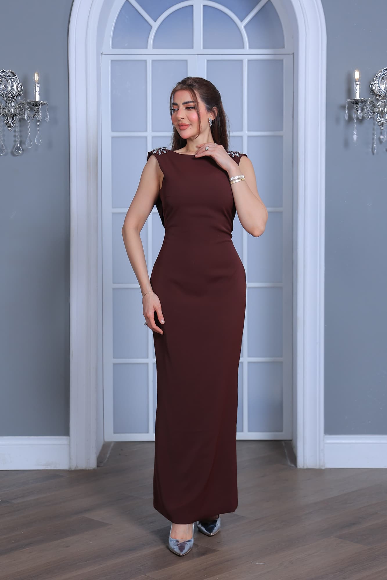 فستان ناعم أنيق بقصّة مستقيمة تبرز القوام بأنوثة هادئة مع تفاصيل فاخرة عند الأكتاف