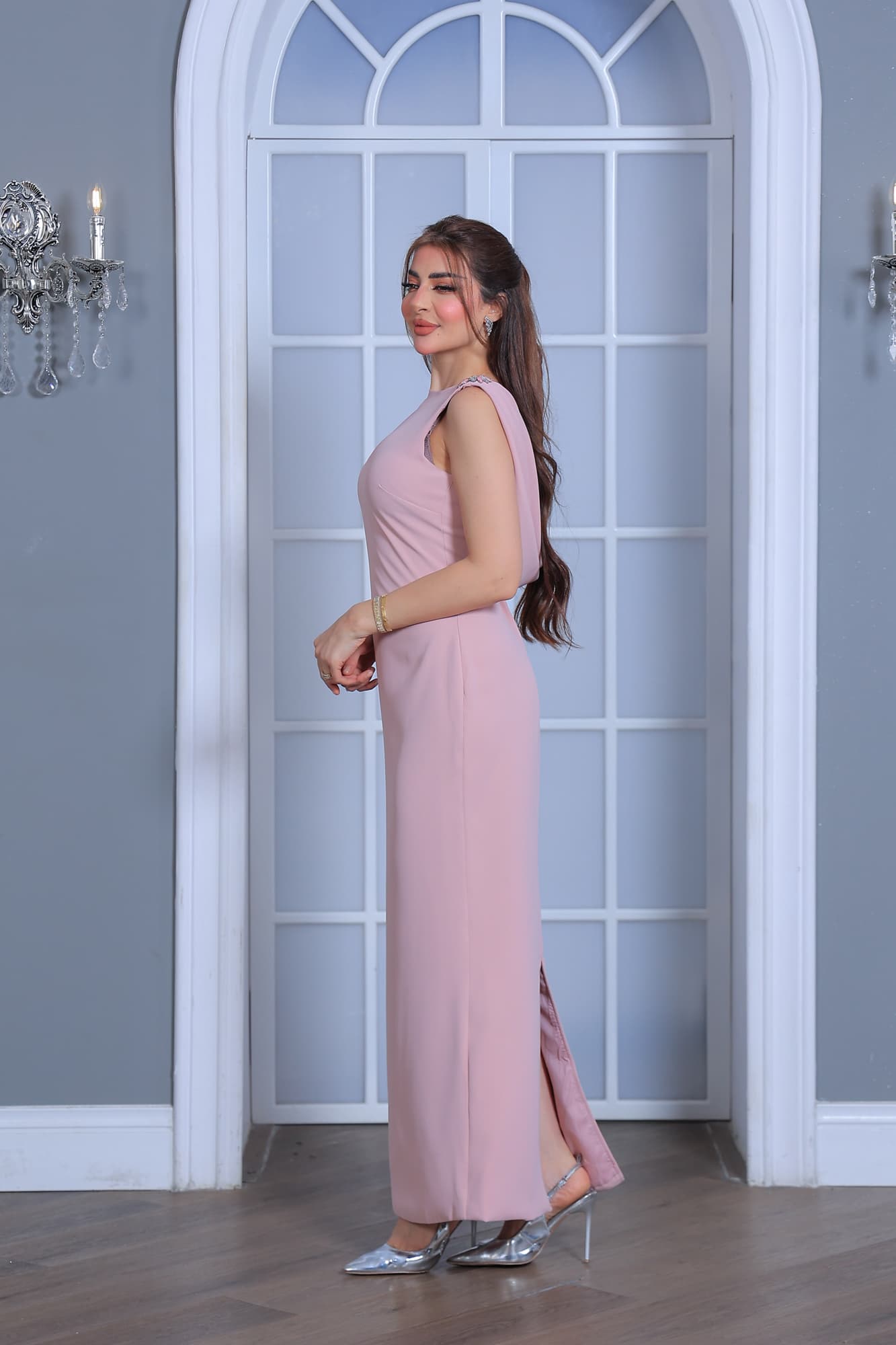 فستان ناعم أنيق بقصّة مستقيمة تبرز القوام بأنوثة هادئة مع تفاصيل فاخرة عند الأكتاف