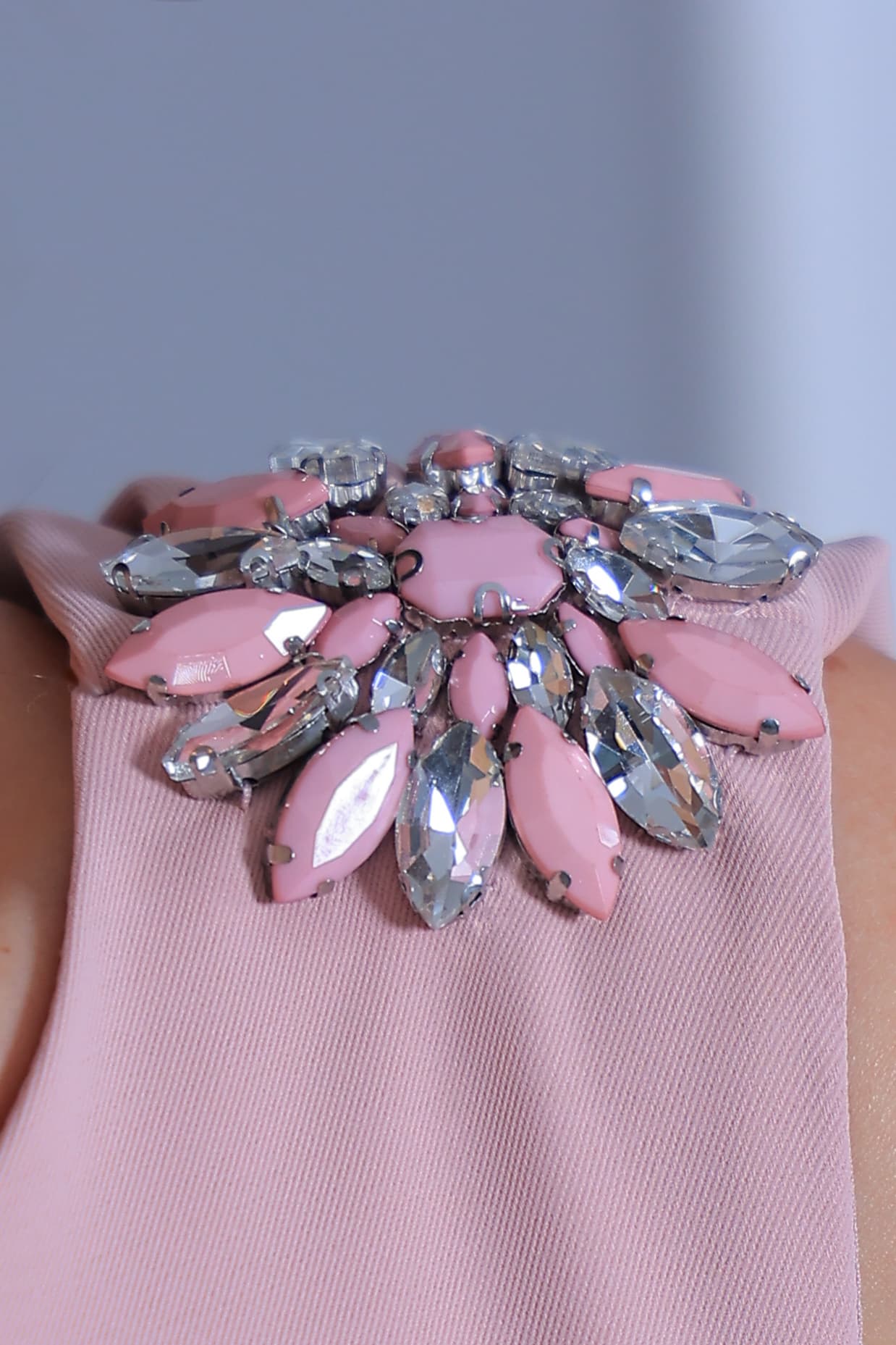 فستان ناعم أنيق بقصّة مستقيمة تبرز القوام بأنوثة هادئة مع تفاصيل فاخرة عند الأكتاف