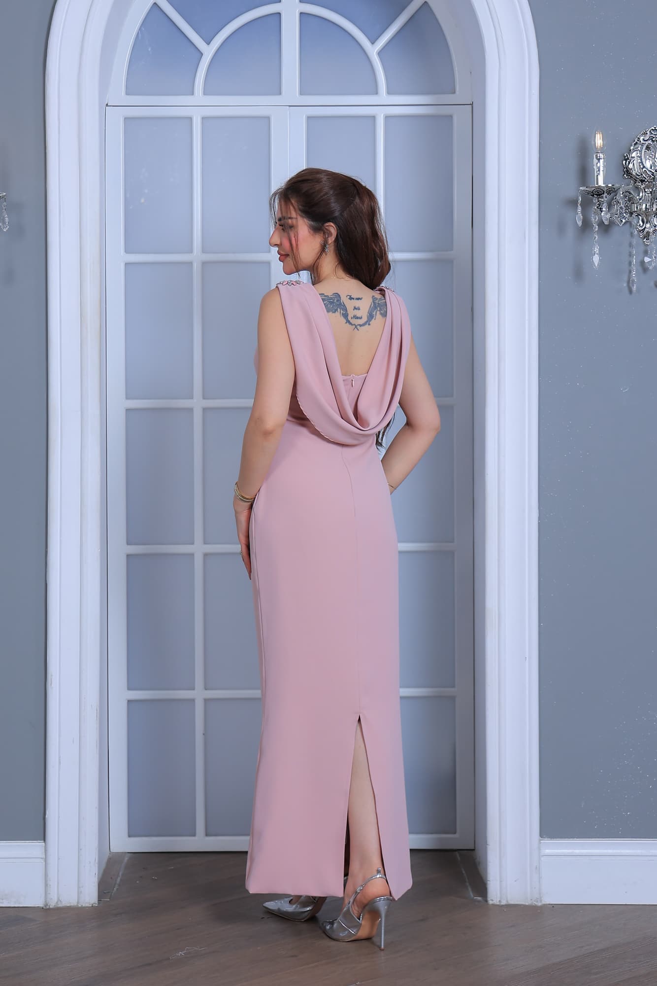 فستان ناعم أنيق بقصّة مستقيمة تبرز القوام بأنوثة هادئة مع تفاصيل فاخرة عند الأكتاف