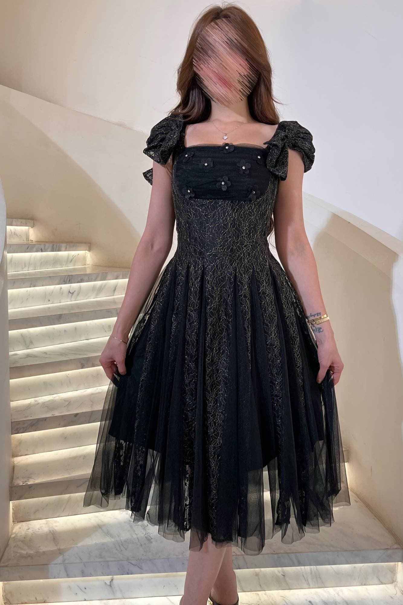 فستان ميدي أنيق بطابع راقٍ يجمع بين النعومة والفخامة