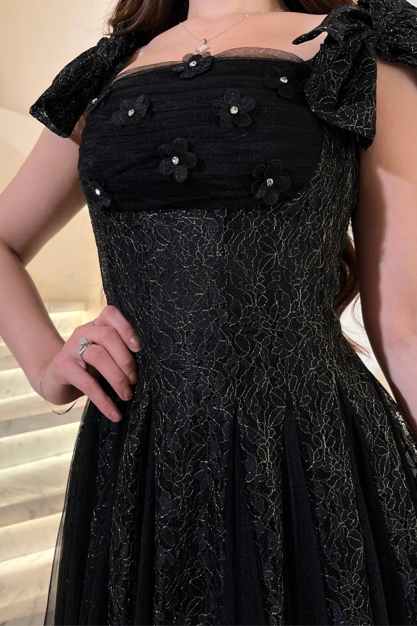 فستان ميدي أنيق بطابع راقٍ يجمع بين النعومة والفخامة