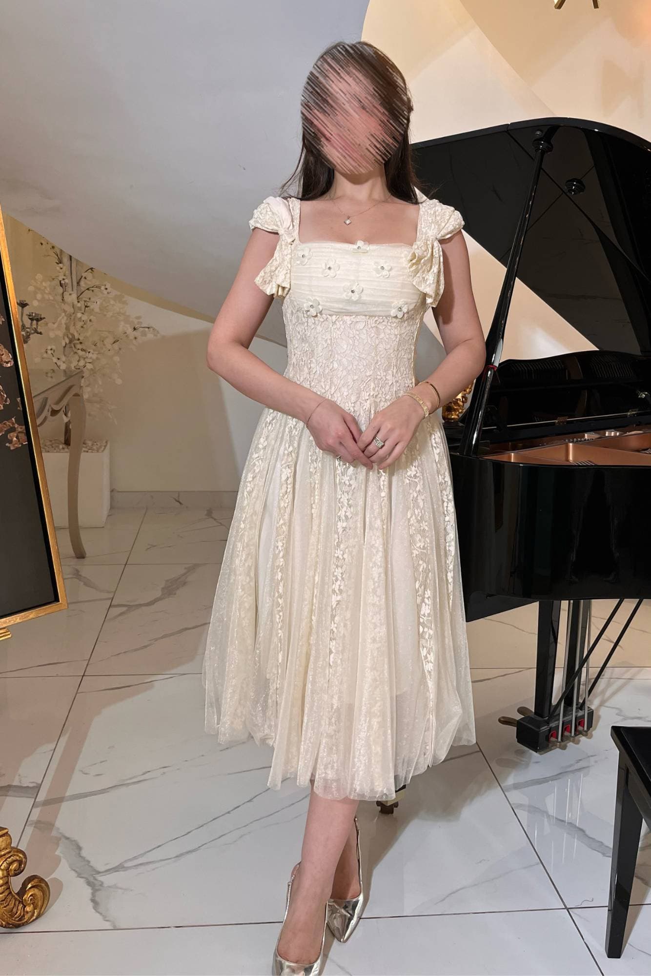 فستان ميدي أنيق بطابع راقٍ يجمع بين النعومة والفخامة