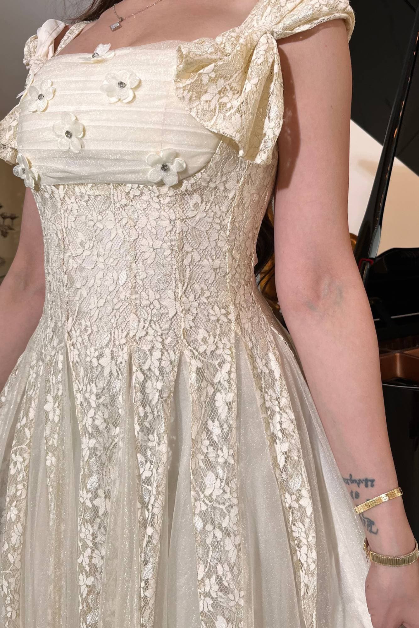 فستان ميدي أنيق بطابع راقٍ يجمع بين النعومة والفخامة