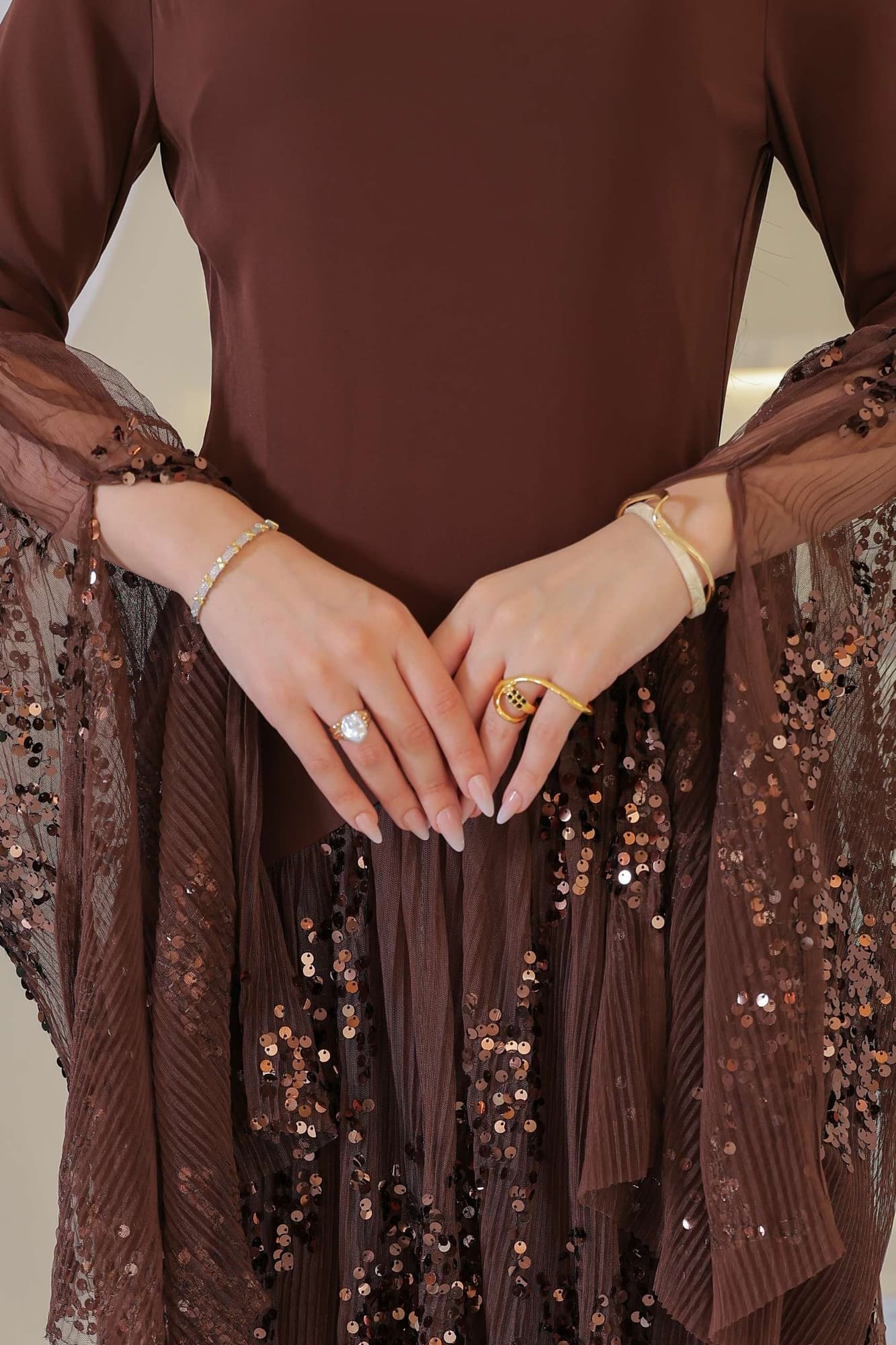 فستان أنيق يجمع بين الرقي والفخامة بتصميم عصري لافت