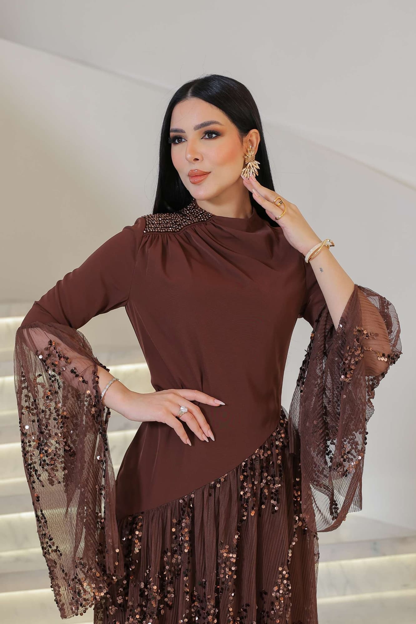 فستان أنيق يجمع بين الرقي والفخامة بتصميم عصري لافت