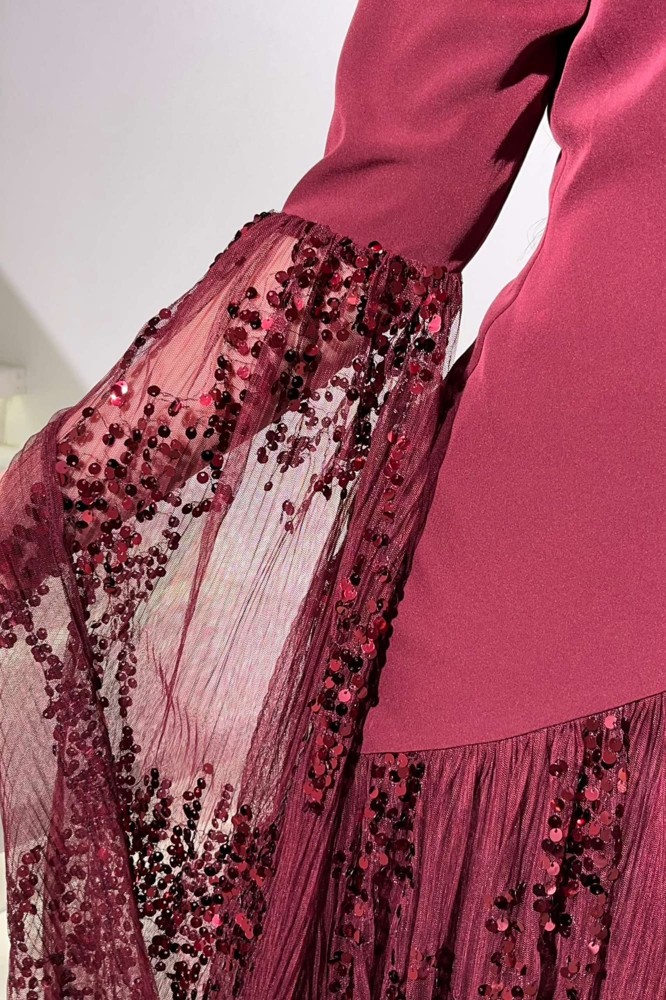 فستان أنيق يجمع بين الرقي والفخامة بتصميم عصري لافت