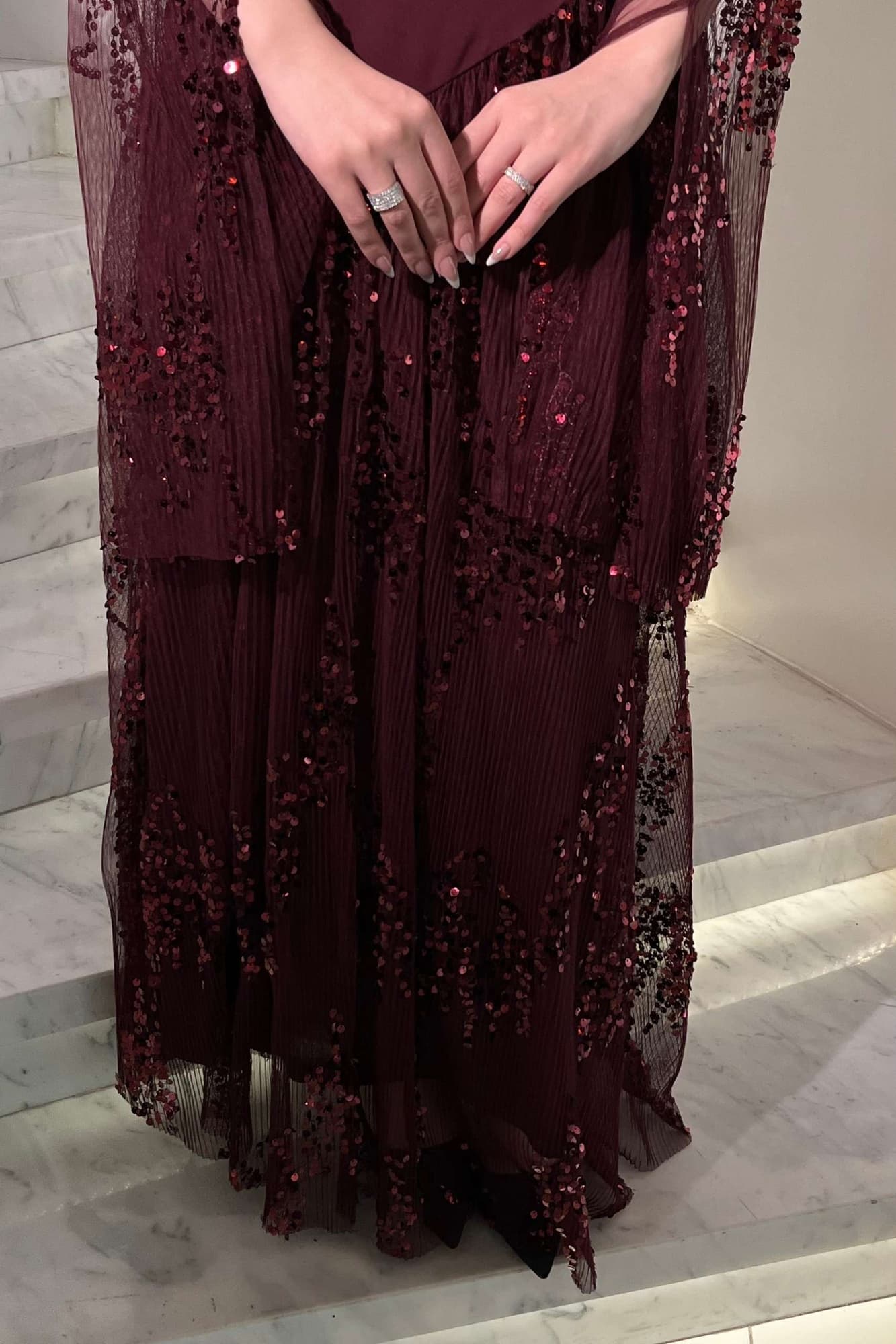 فستان أنيق يجمع بين الرقي والفخامة بتصميم عصري لافت