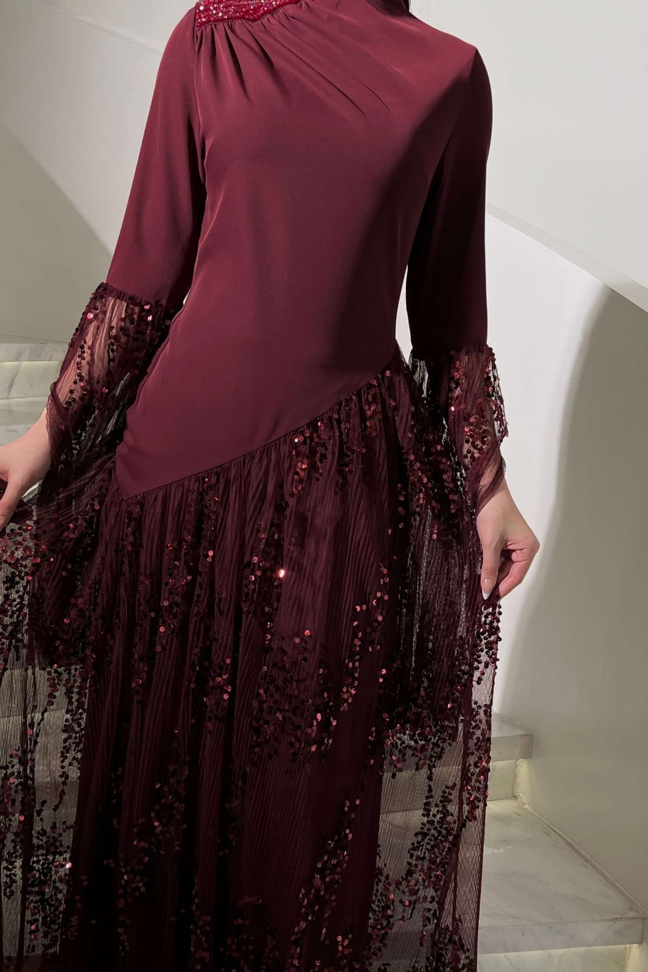 فستان أنيق يجمع بين الرقي والفخامة بتصميم عصري لافت