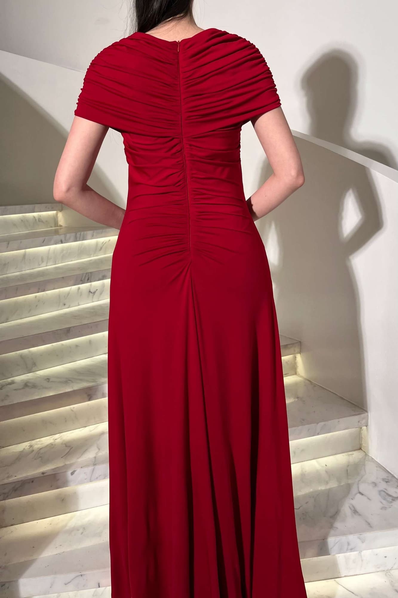 فستان سهرة طويل ملكي يعكس الفخامة والرقي يتميز بتفاصيل كشكشة ناعمة