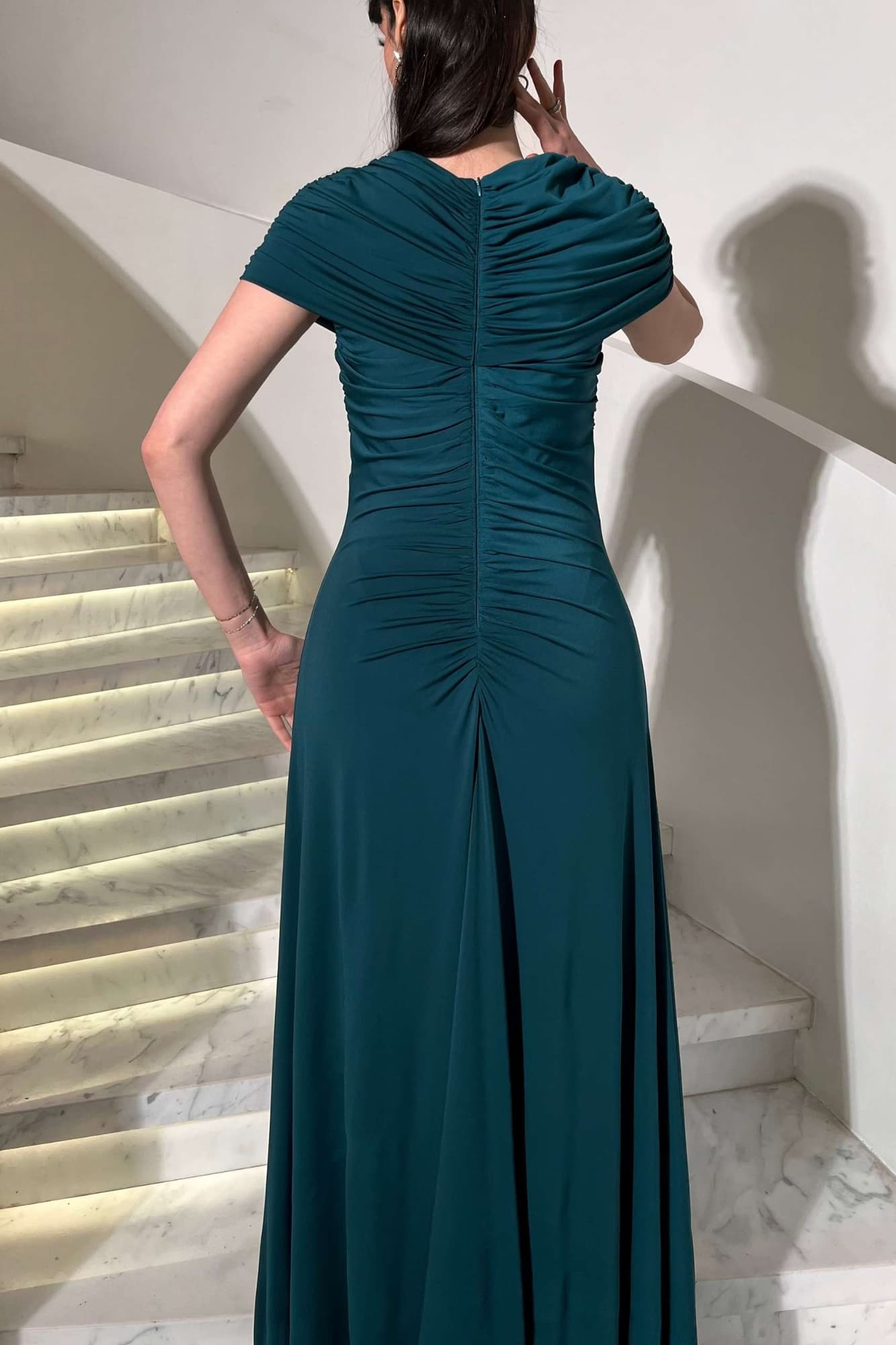 فستان سهرة طويل ملكي يعكس الفخامة والرقي يتميز بتفاصيل كشكشة ناعمة