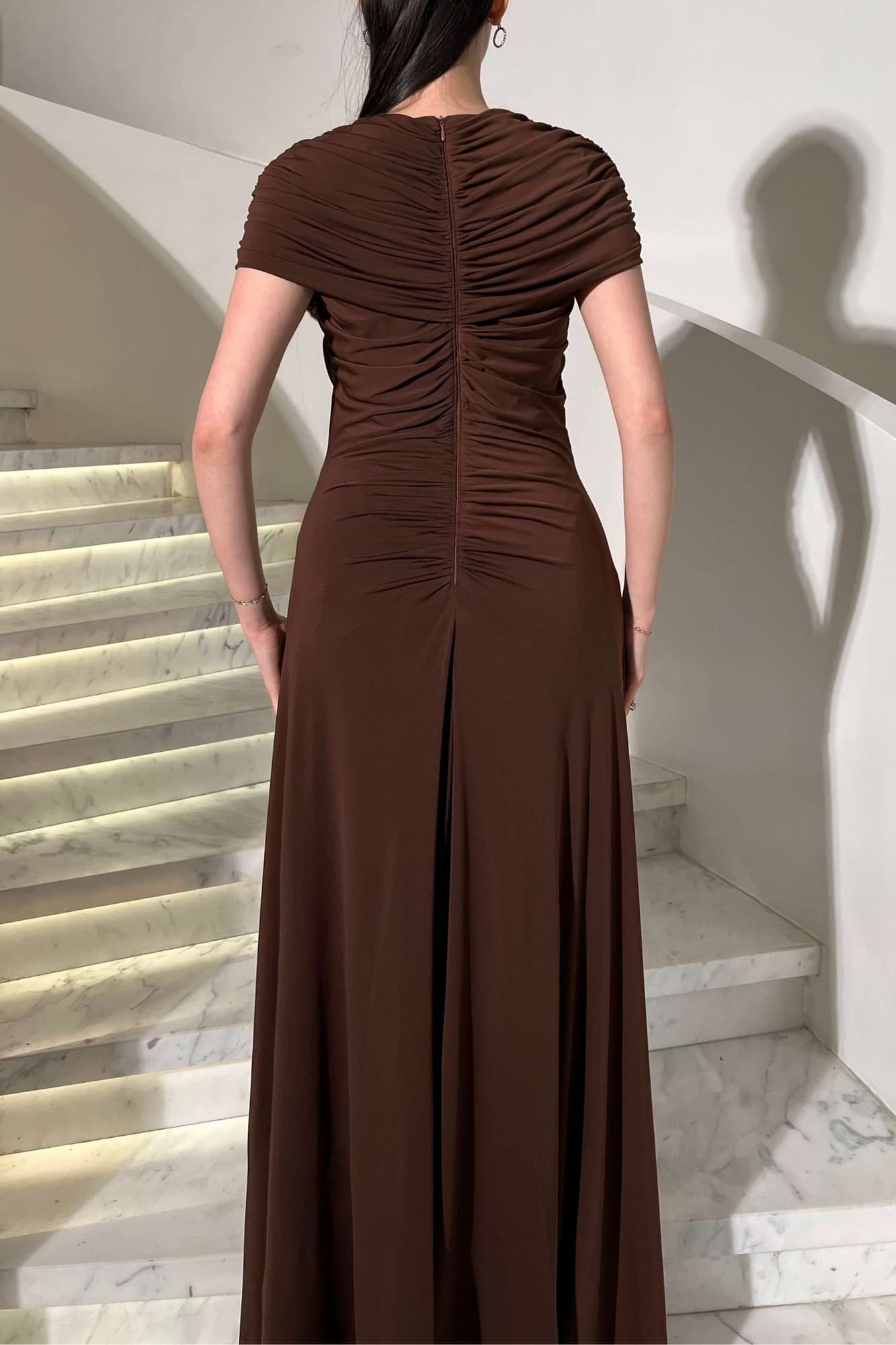 فستان سهرة طويل ملكي يعكس الفخامة والرقي يتميز بتفاصيل كشكشة ناعمة