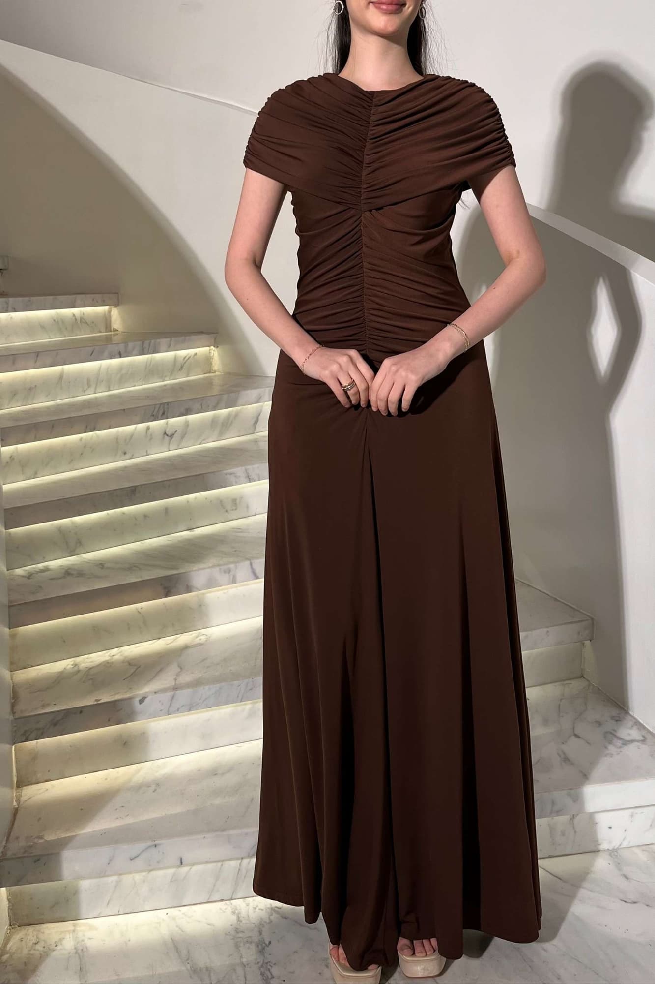 فستان سهرة طويل ملكي يعكس الفخامة والرقي يتميز بتفاصيل كشكشة ناعمة