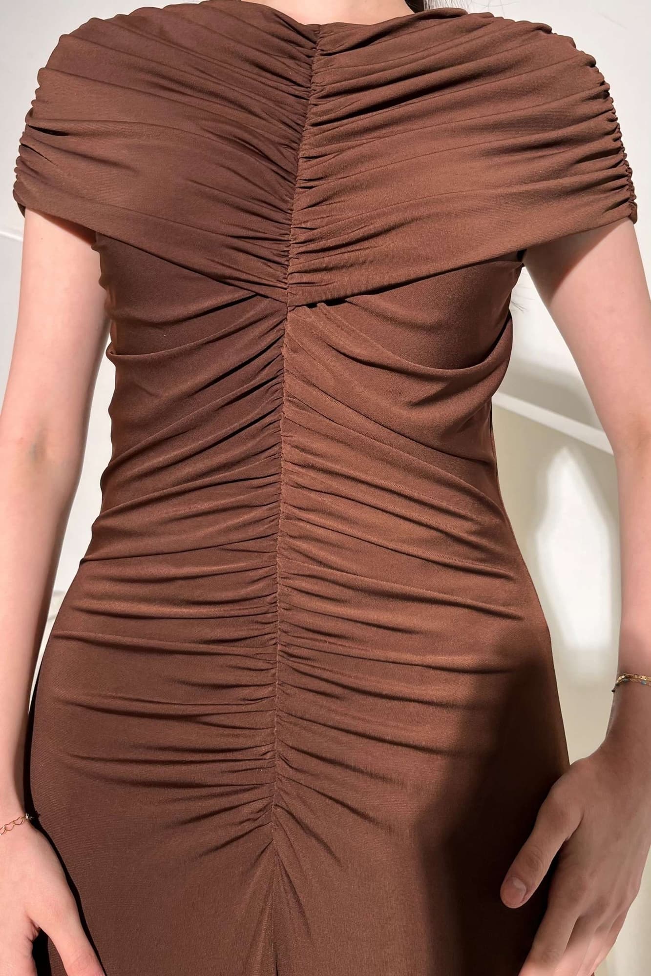 فستان سهرة طويل ملكي يعكس الفخامة والرقي يتميز بتفاصيل كشكشة ناعمة