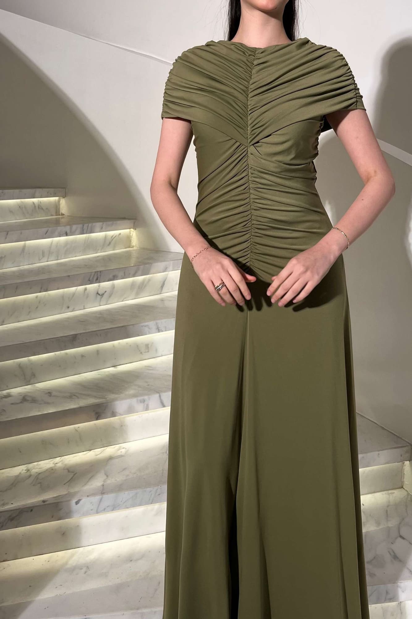 فستان سهرة طويل ملكي يعكس الفخامة والرقي يتميز بتفاصيل كشكشة ناعمة