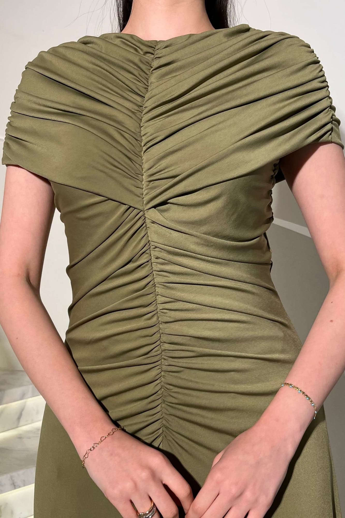 فستان سهرة طويل ملكي يعكس الفخامة والرقي يتميز بتفاصيل كشكشة ناعمة