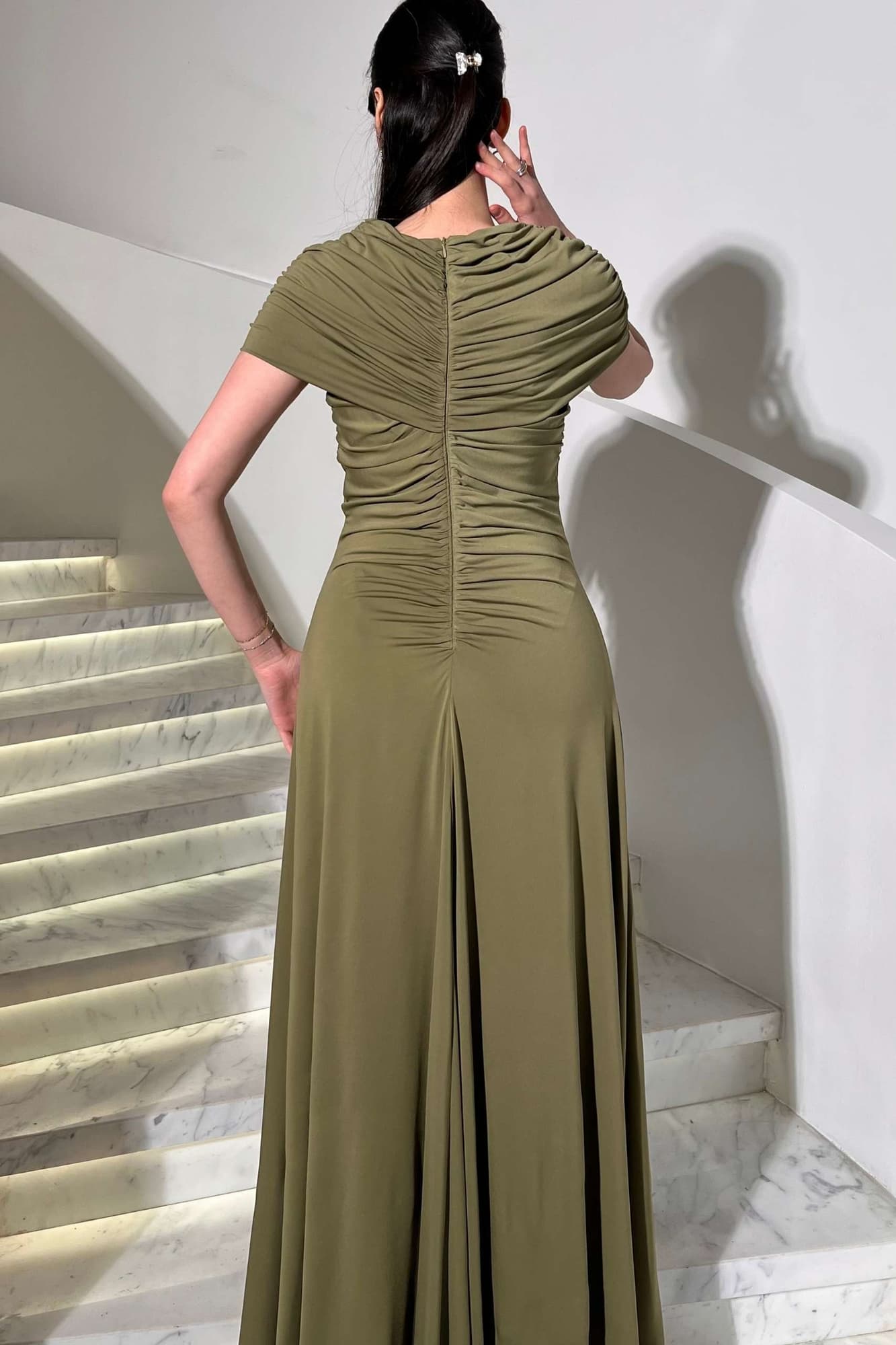 فستان سهرة طويل ملكي يعكس الفخامة والرقي يتميز بتفاصيل كشكشة ناعمة