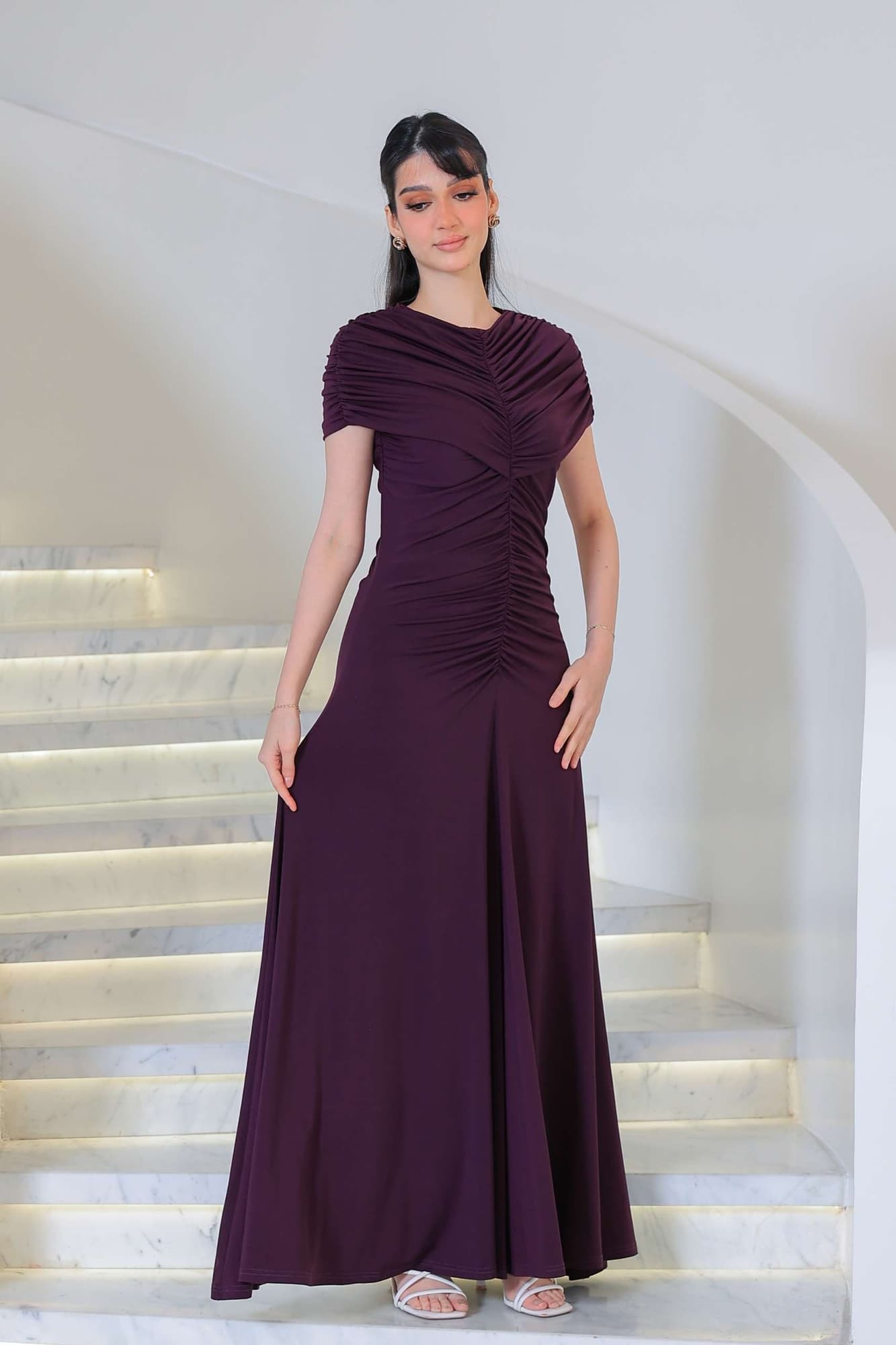 فستان سهرة طويل ملكي يعكس الفخامة والرقي يتميز بتفاصيل كشكشة ناعمة