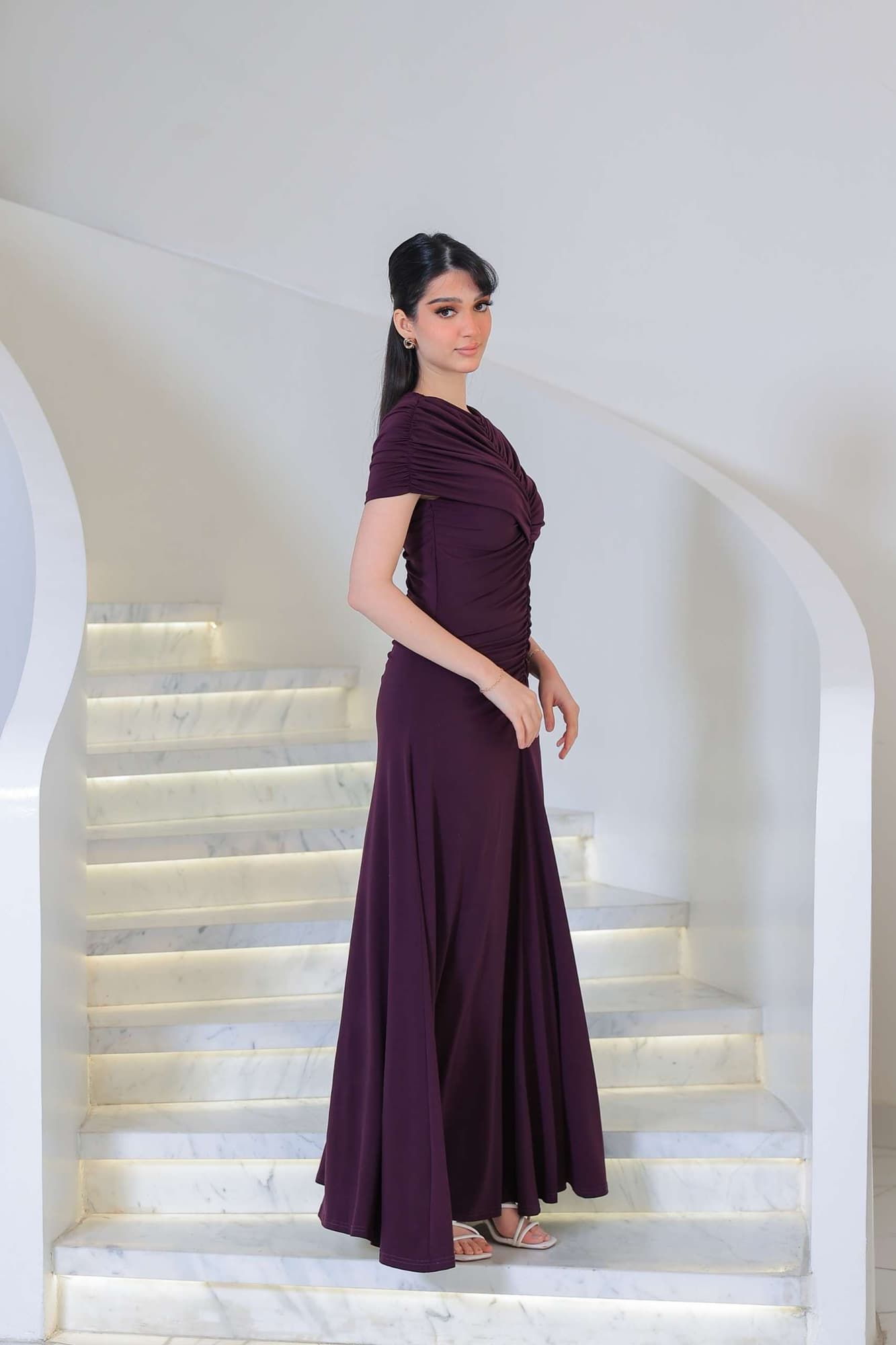 فستان سهرة طويل ملكي يعكس الفخامة والرقي يتميز بتفاصيل كشكشة ناعمة