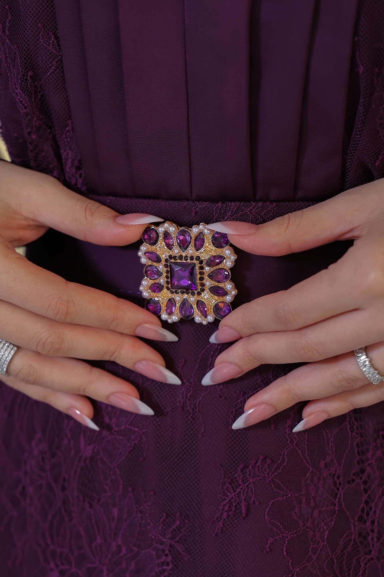 فستان سهره ناعم طبقات بأكمام دانتيل