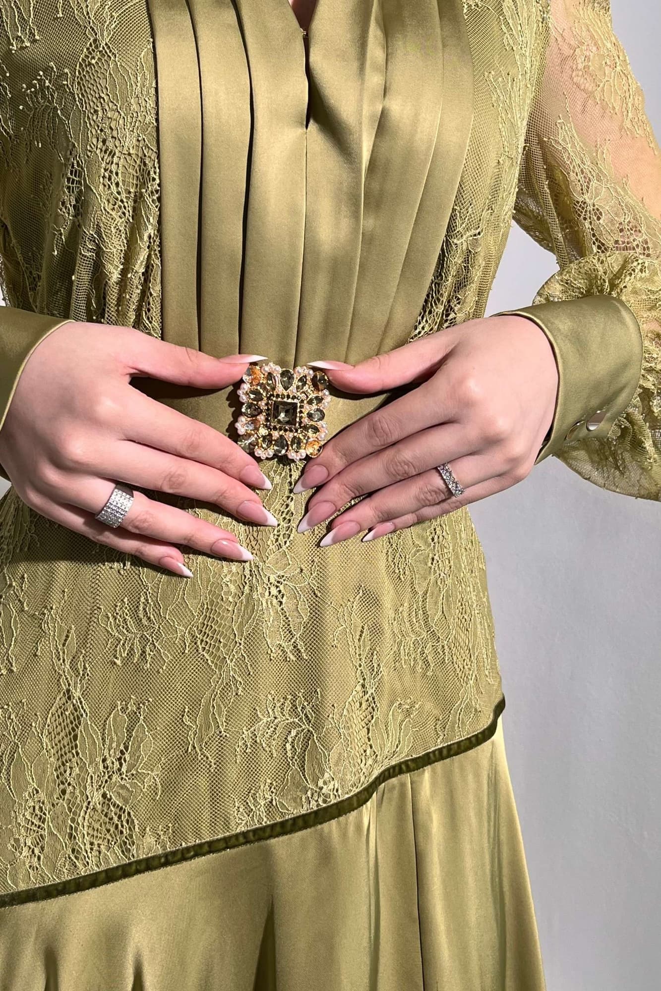 فستان سهره ناعم طبقات بأكمام دانتيل