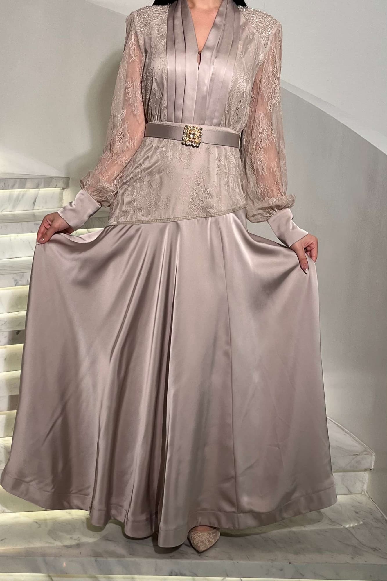 فستان سهره ناعم طبقات بأكمام دانتيل