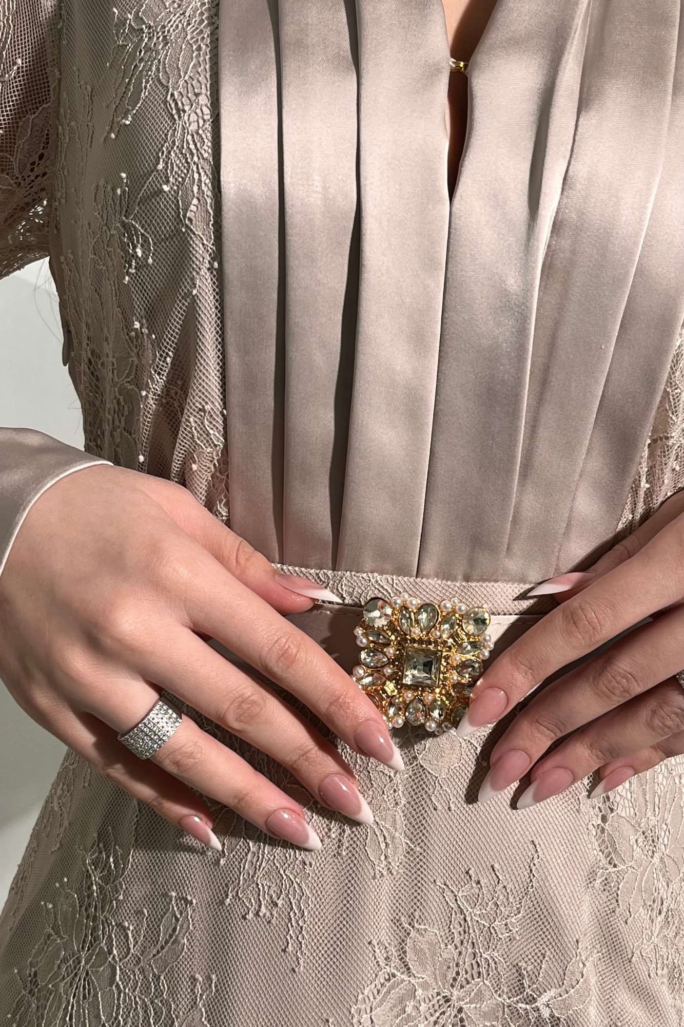 فستان سهره ناعم طبقات بأكمام دانتيل