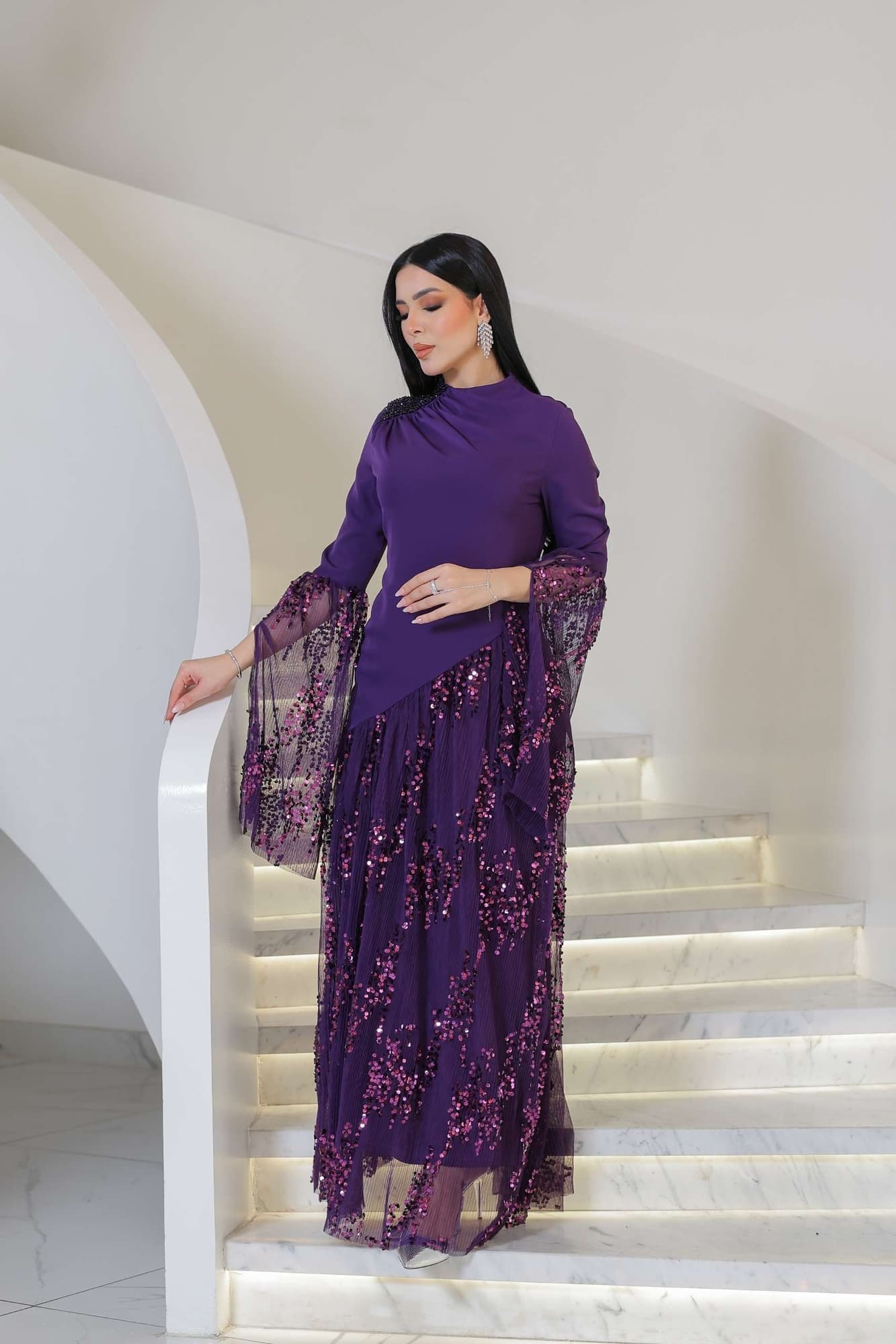 فستان أنيق يجمع بين الرقي والفخامة بتصميم عصري لافت