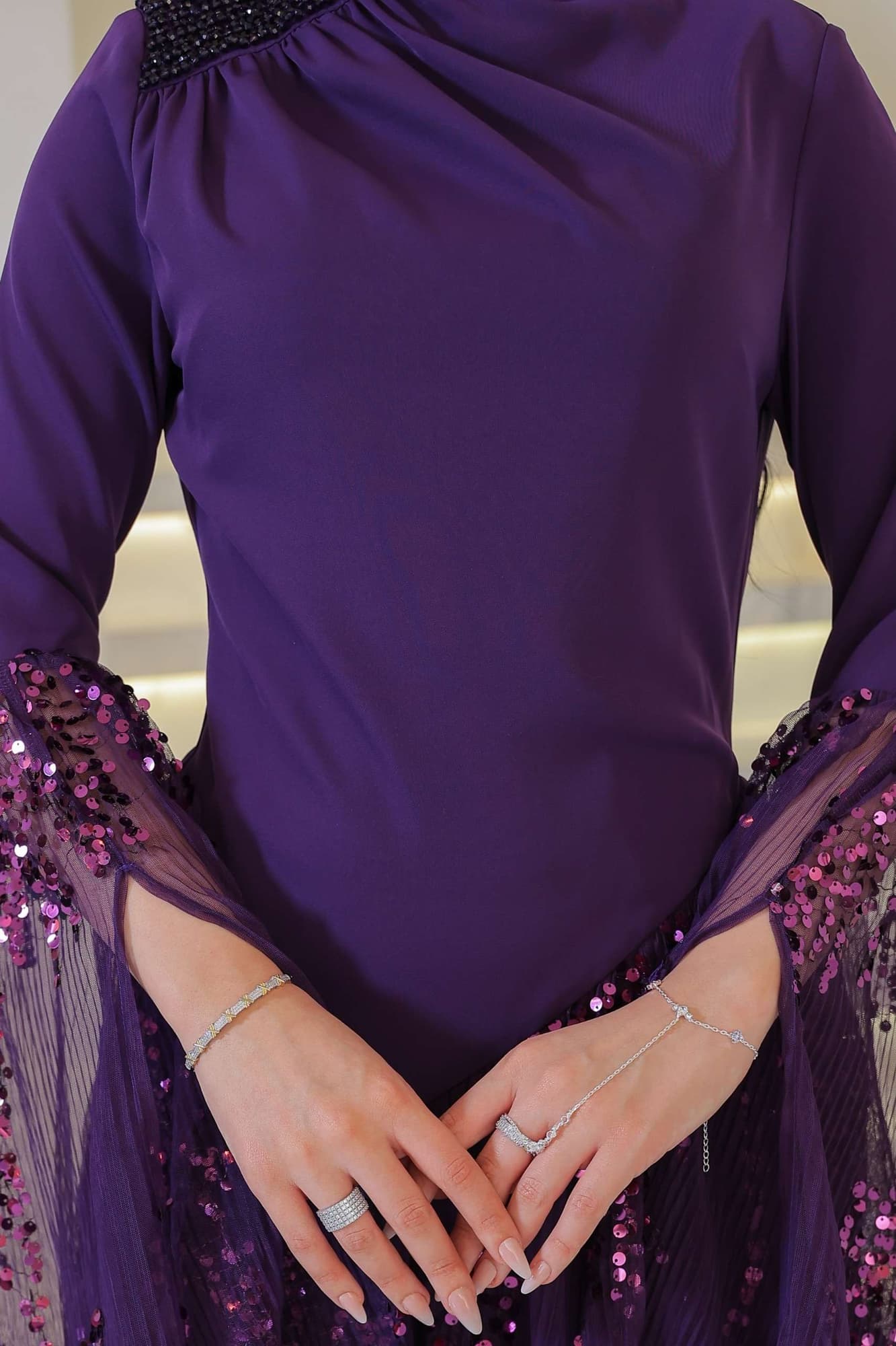 فستان أنيق يجمع بين الرقي والفخامة بتصميم عصري لافت