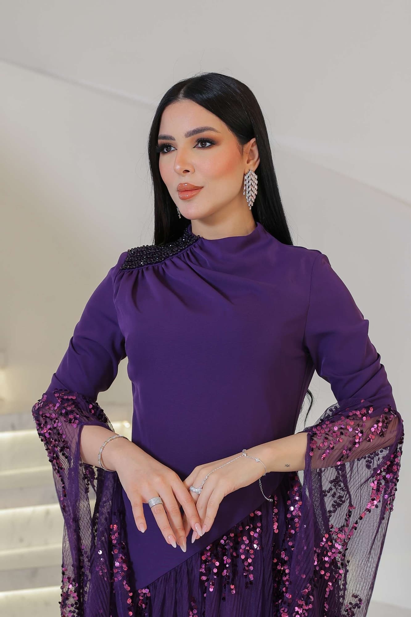 فستان أنيق يجمع بين الرقي والفخامة بتصميم عصري لافت