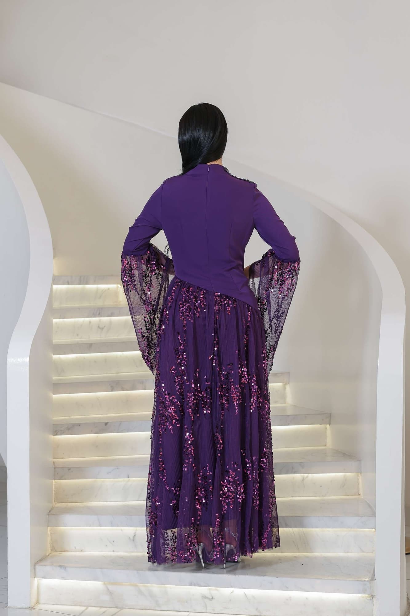 فستان أنيق يجمع بين الرقي والفخامة بتصميم عصري لافت