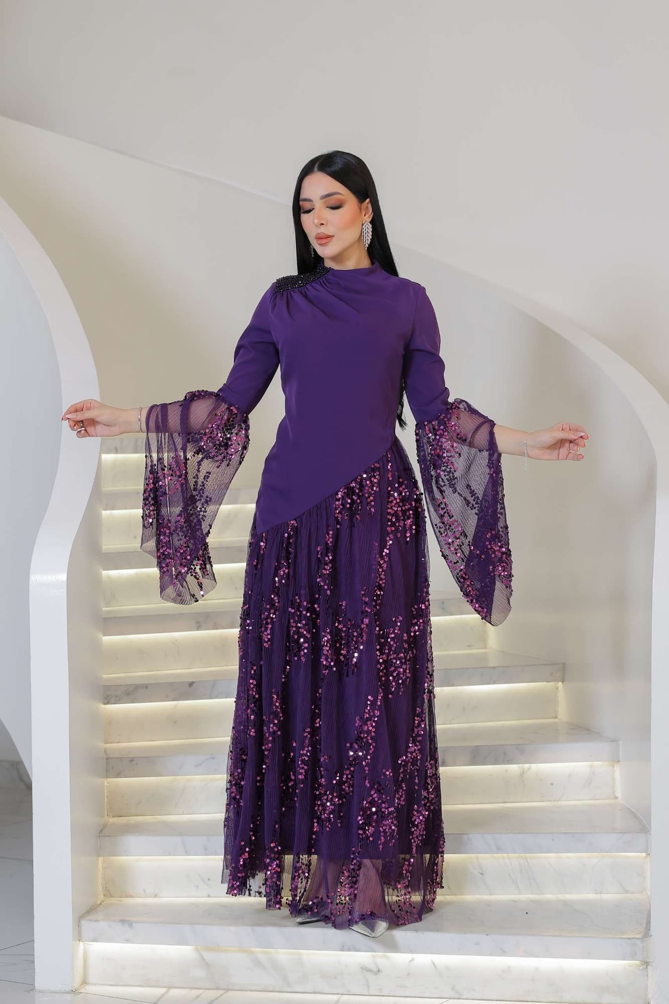 فستان أنيق يجمع بين الرقي والفخامة بتصميم عصري لافت