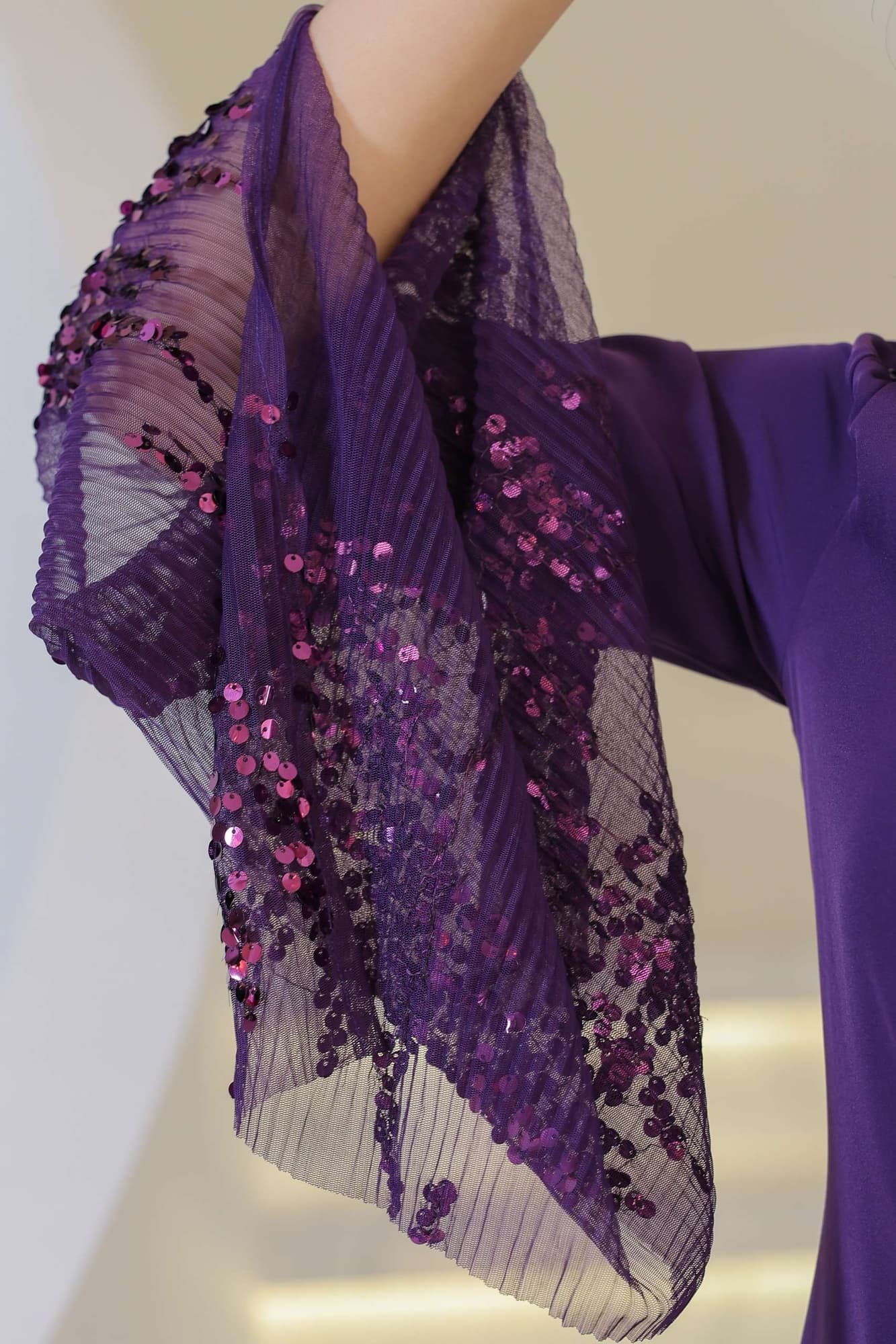 فستان أنيق يجمع بين الرقي والفخامة بتصميم عصري لافت