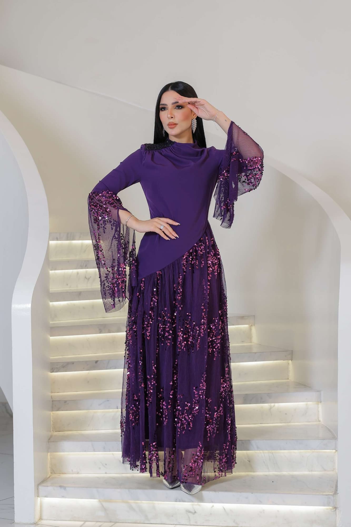 فستان أنيق يجمع بين الرقي والفخامة بتصميم عصري لافت