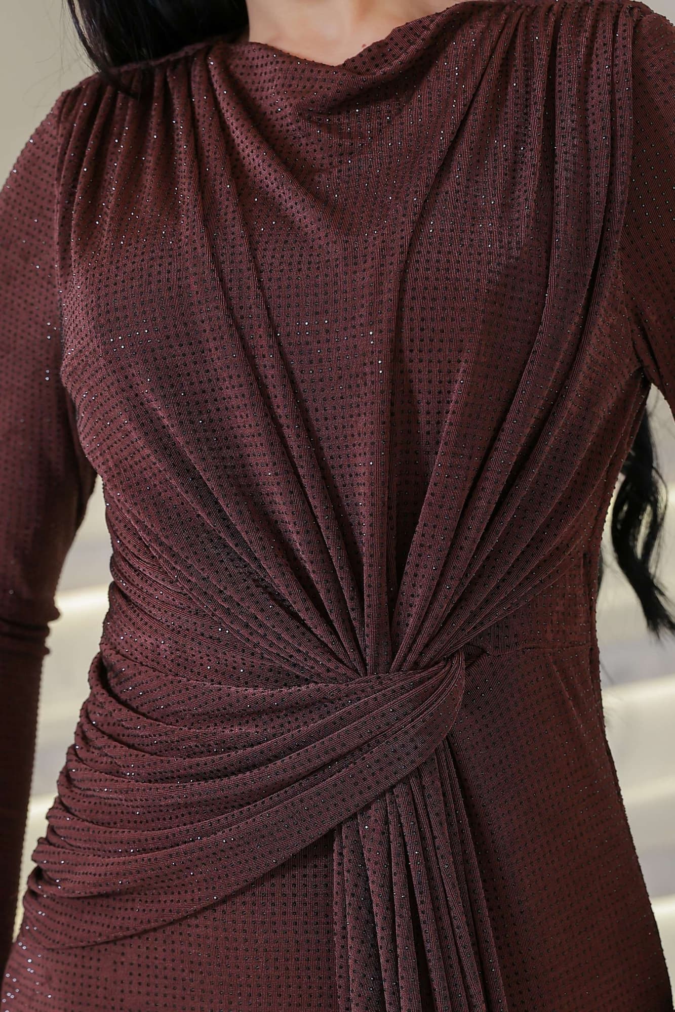 فستان ناعم طويل مصنوع من قماش ناعم بلمعة خفيفة تمنح إطلالة أنيقة وراقية