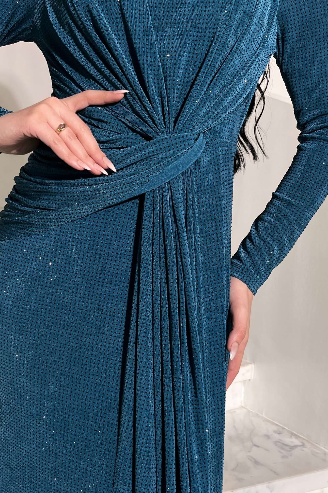 فستان ناعم طويل مصنوع من قماش ناعم بلمعة خفيفة تمنح إطلالة أنيقة وراقية