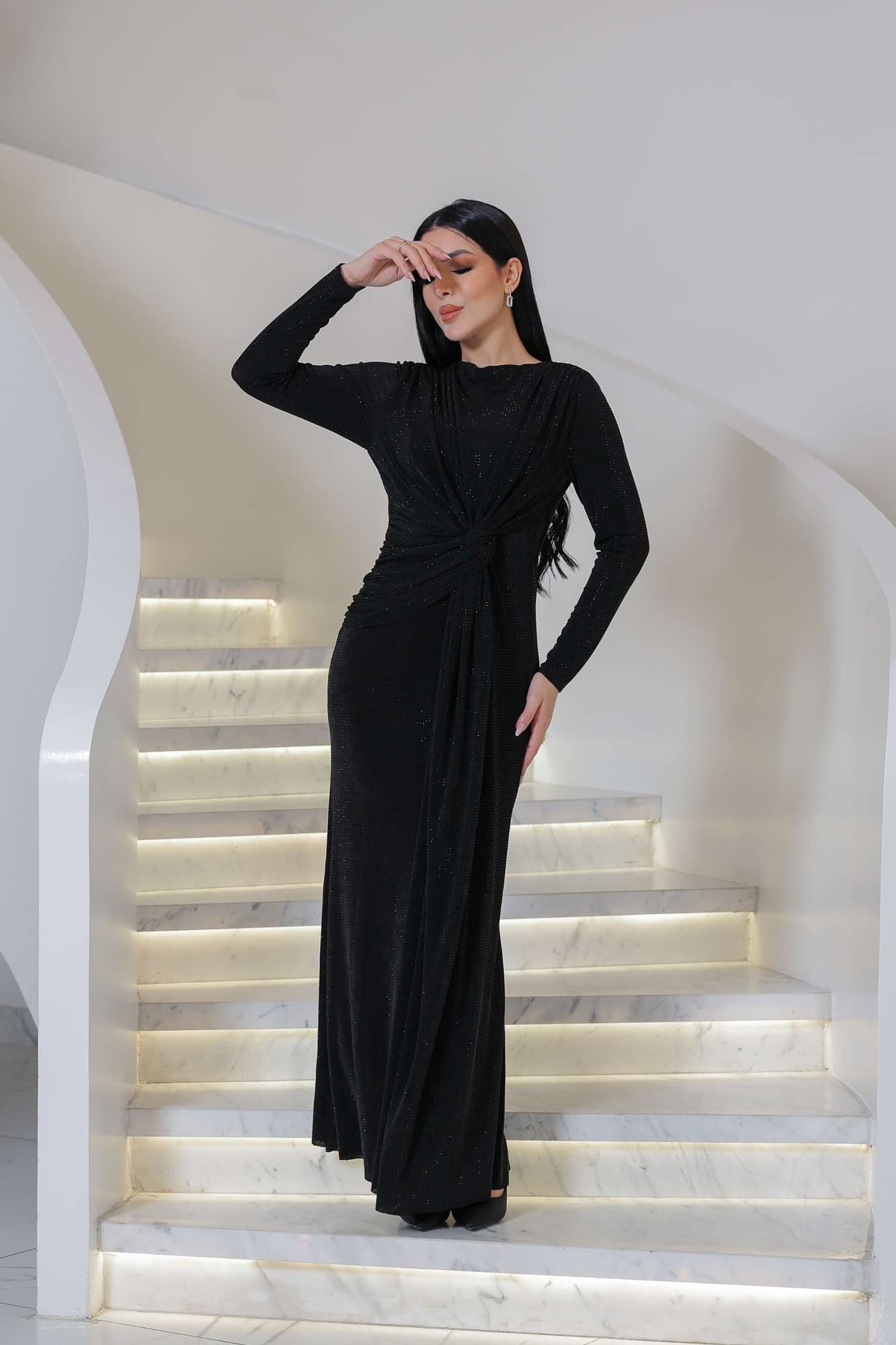 فستان ناعم طويل مصنوع من قماش ناعم بلمعة خفيفة تمنح إطلالة أنيقة وراقية