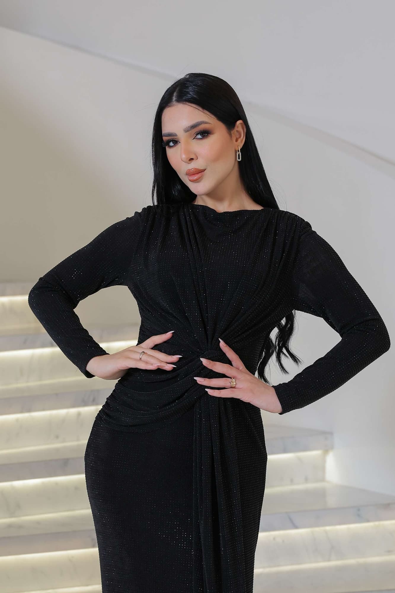 فستان ناعم طويل مصنوع من قماش ناعم بلمعة خفيفة تمنح إطلالة أنيقة وراقية