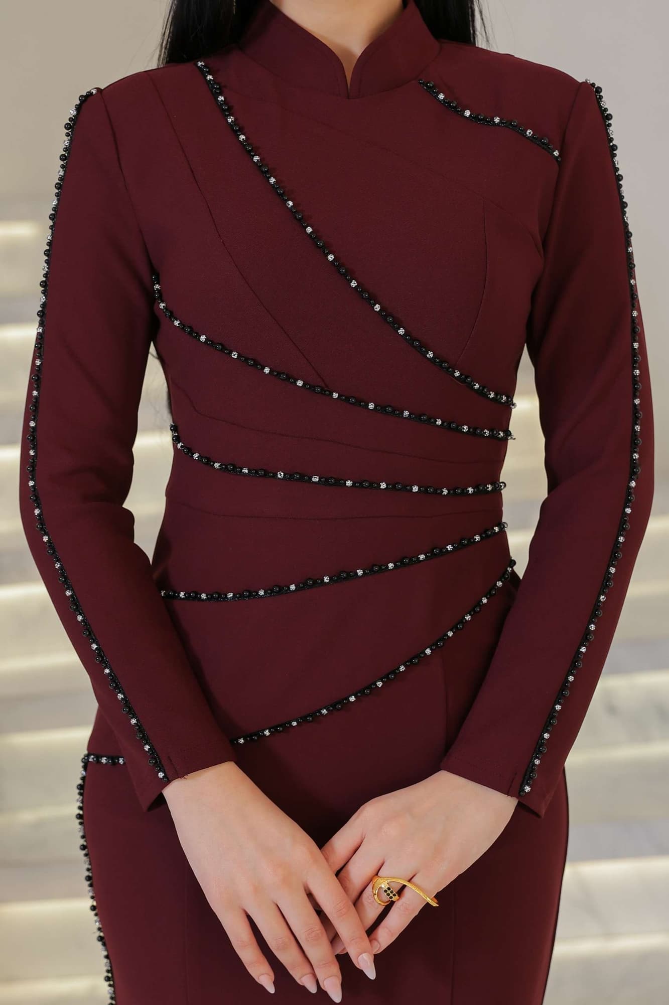 فستان أنيق بطابع ملكي عصري يتميز بخطوطه الهندسية الدقيقة