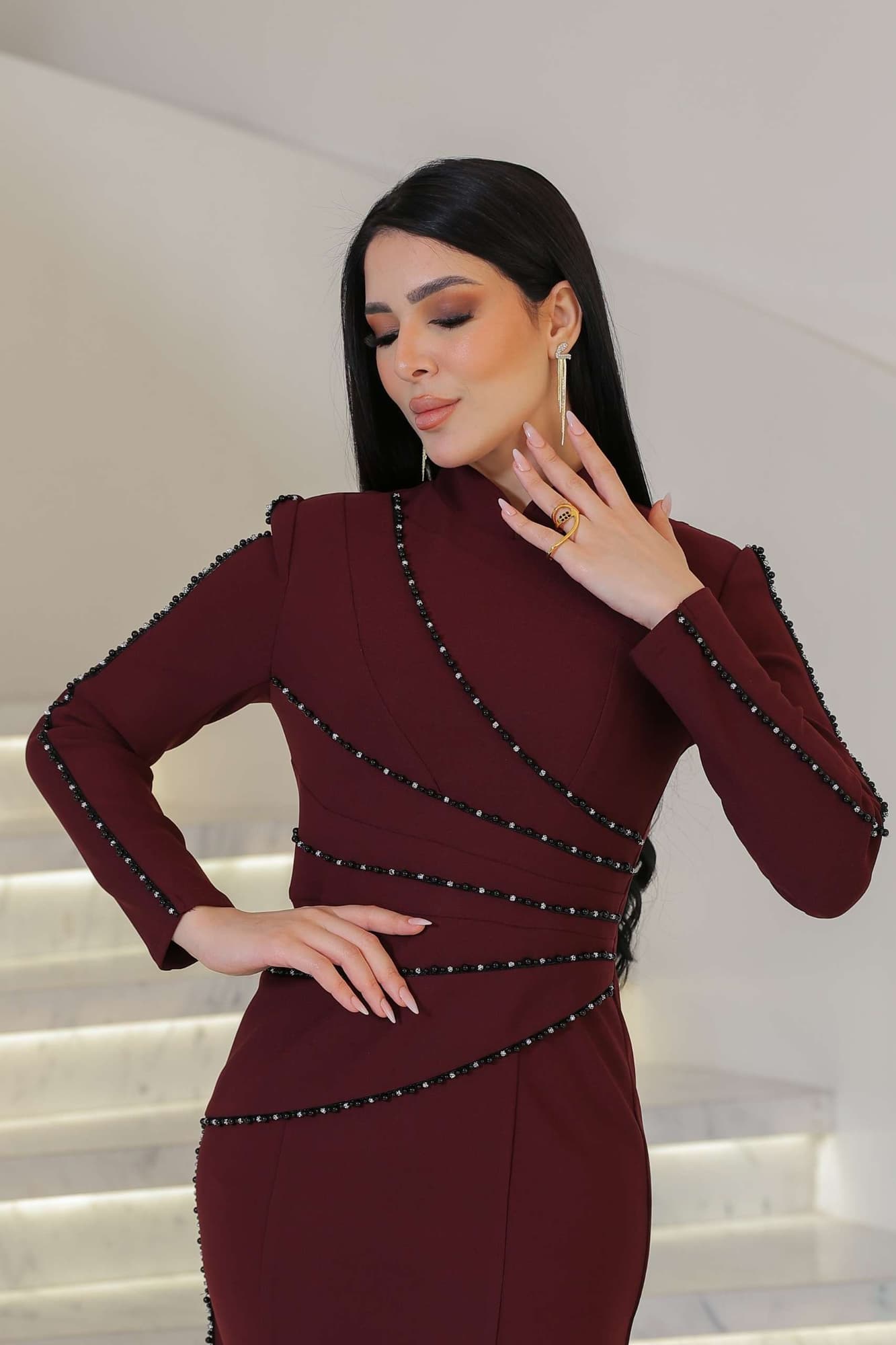 فستان أنيق بطابع ملكي عصري يتميز بخطوطه الهندسية الدقيقة