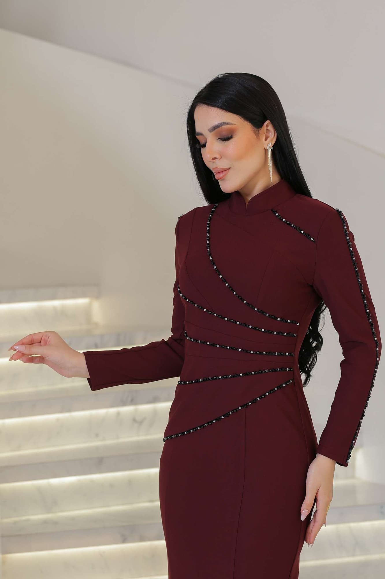 فستان أنيق بطابع ملكي عصري يتميز بخطوطه الهندسية الدقيقة