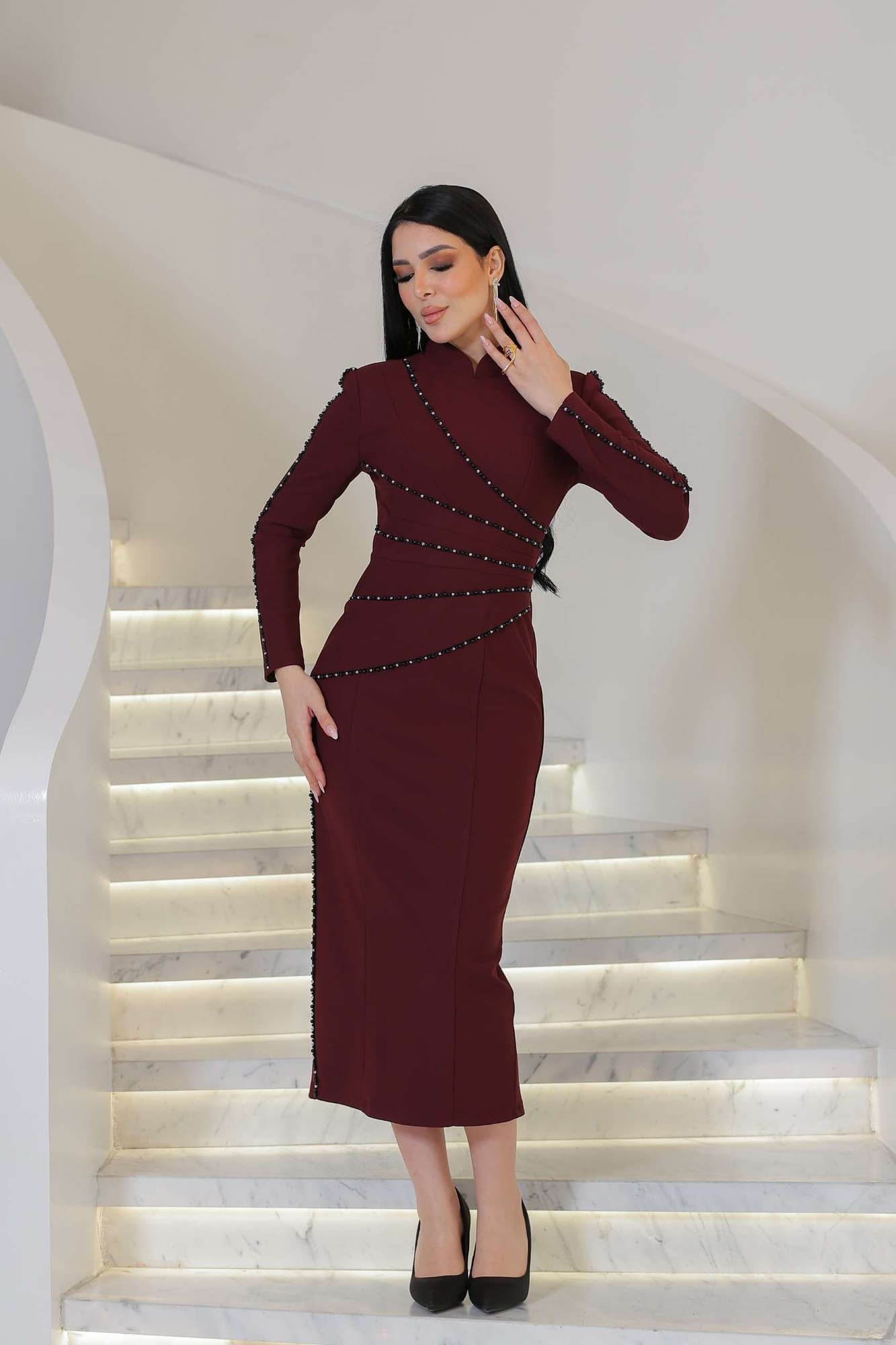 فستان أنيق بطابع ملكي عصري يتميز بخطوطه الهندسية الدقيقة