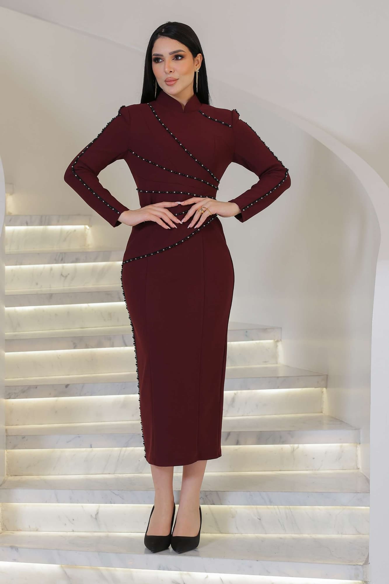 فستان أنيق بطابع ملكي عصري يتميز بخطوطه الهندسية الدقيقة